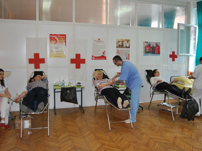 Zvornik:  104 učenika i 14 profesora dobrovoljno dali krv - Foto: SRNA
