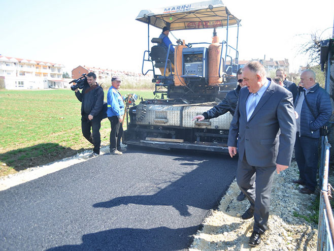 Gradonačelnik Prijedora posjetio radove asfaltiranja puta - Foto: RTRS