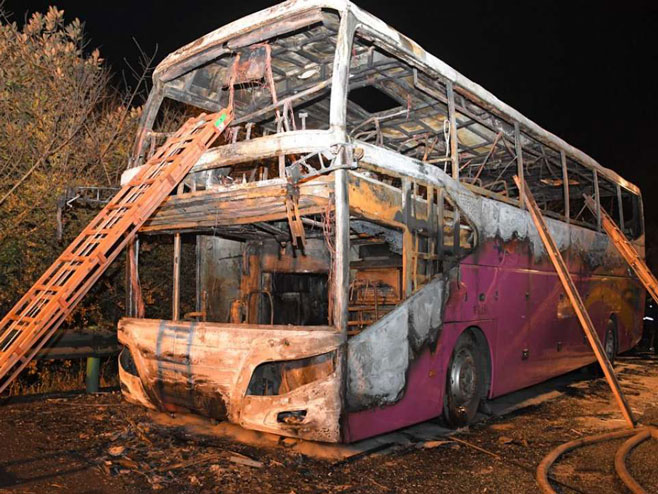Zapaljeni autobus (Foto: Xinhua News) - 