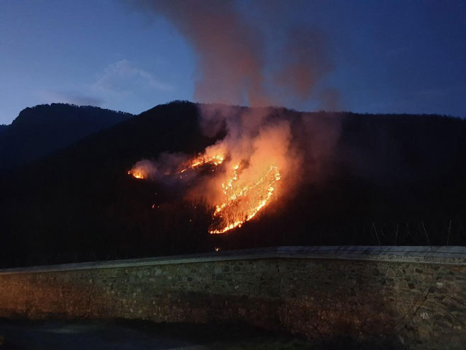 Šumski požar blizu manastira Dečani (foto: twitter.com/DecaniManastir/) - 