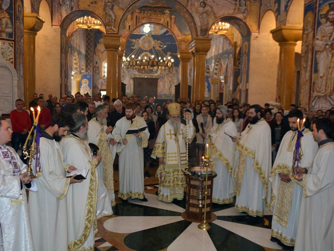Mitropolit Amfilohije služi liturgiju i pomen žrtvama NATO bombardovanja - Foto: RTRS