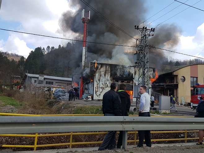 Požar u fabrici namještaja  (foto: srpskainfo.com) - 