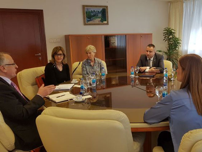 Vjekoslav Petričević i Debra An Šomberg potpisali protokol o saradnji - Foto: SRNA