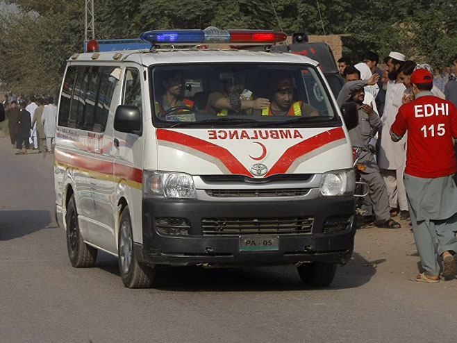 Pakistan - eksplozija na pijaci (foto: AP Photo / Mohammad Sajjad) - 