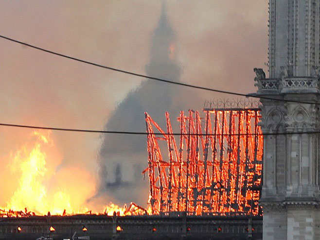 Katedrala Notr Dam uništena u vatrenoj stihiji (Foto:TanjugAP) - Foto: TANЈUG