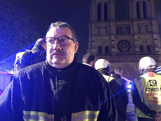 Francuski sveštenik utrčao u katedralu i spasio "Hristovu krunu" (foto:Twitter) - 