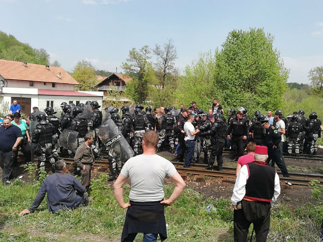 Policija deblokirala prugu na kojoj su bili rudari - Foto: klix.ba