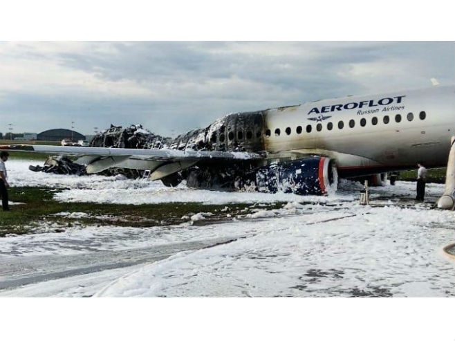 Izgorjeli avion Aeroflota na aerodromu Šeremetjevo (Foto: Moskva News Agency) - 