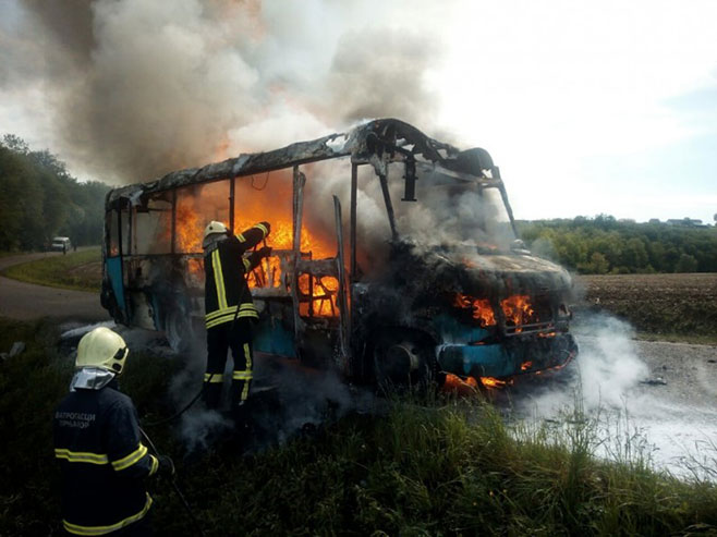 U Prnjavoru se zapalio mini bus (foto:tvk3.info) - 