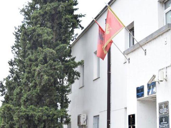 Tuzi - zastave Albanije i Crne Gore (foto:Zoran Đurić) - 
