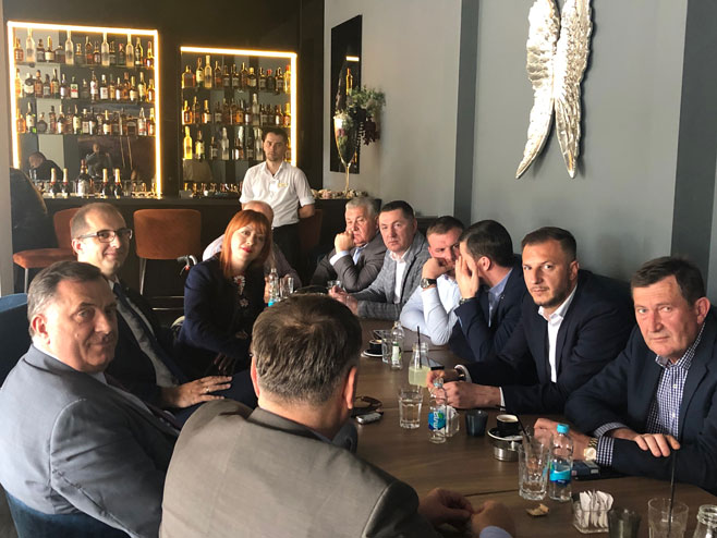 Bijeljina-Dodik sa stranačkim kolegama - Foto: RTRS