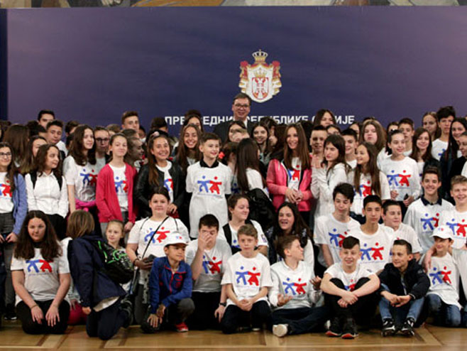 Aleksandar Vučić u društvu djece srpskog porekla iz dijaspore - Foto: TANЈUG