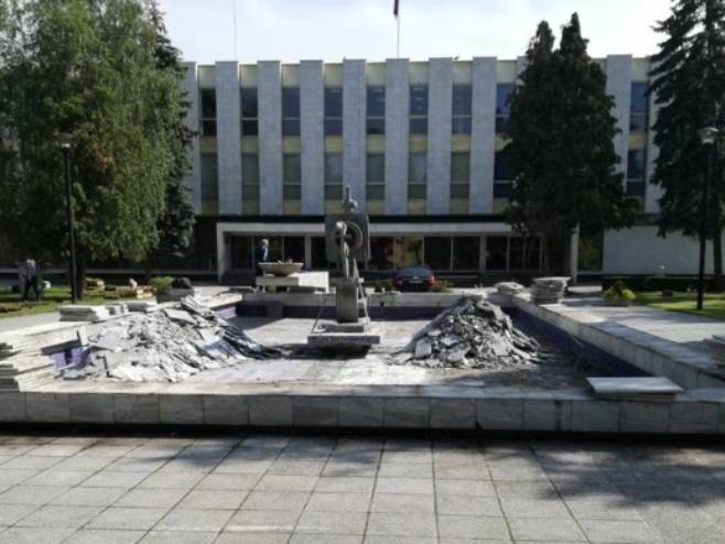 Fontana ispred Narodne skupštine RS (Foto: ATV) - 