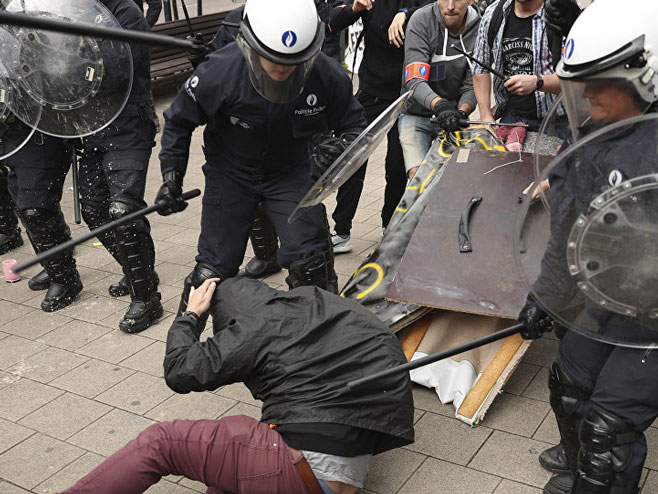 Protest „Žutih prsluka“ u Briselu, sukobi sa policijom (foto: AP Photo / Francisco Seco) - 