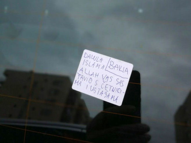 Vogošća- nepoznati muškarac ostavlja poruke na vozilima i uzvikuje - Foto: dnevni avaz