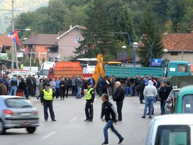 Okupljanje Srba u Zubinom Potoku (foto: gazetaexpress.com) - 