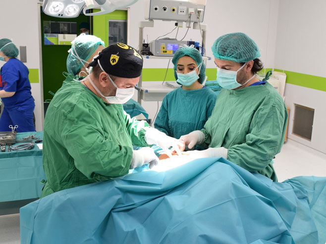 Operativni zahvat primarne rekonstrukcije dojke - Foto: SRNA
