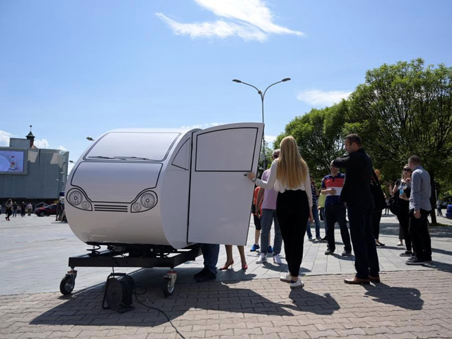 Predstavljen auto-simulator na Trgu Krajine - Foto: SRNA
