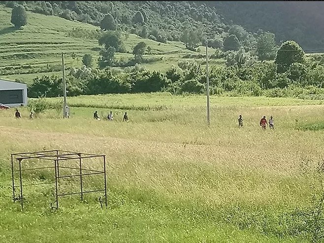 Dok policajci izmještaju migrante iz okoline Bire, oni se vraćaju s Vučjaka ka Bihaću - Foto: klix.ba