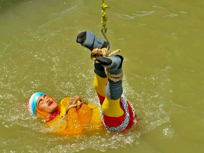 Mađioničar Čančal Lahiri pokušao da izvede Hudinijev trik - Foto: AFP/Getty images