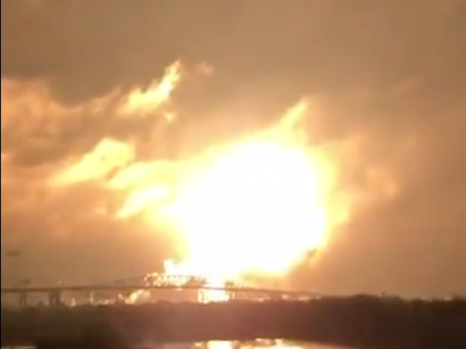 Ogromna eksplozija u rafinerijii plina u  (Foto:tvitter/PrtScr) - 