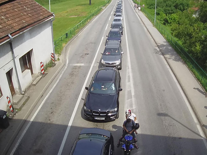 Gužva na ulazu u Republiku Srpsku, granični prelaz kod Broda (Foto: AMS Srpske) - 