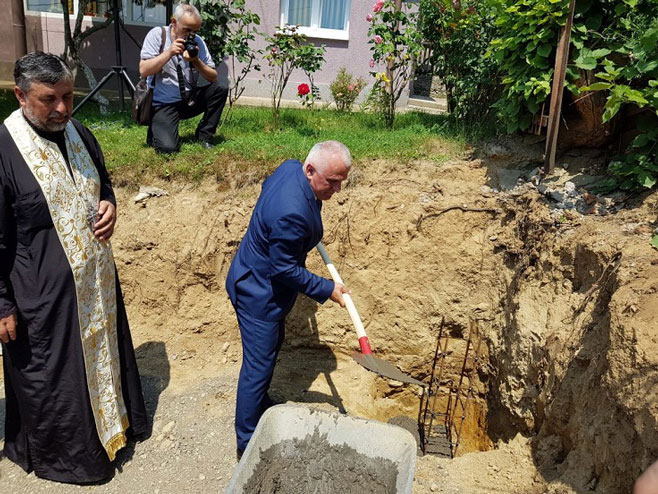 K.Mitrovica: Arlov položio akmen temeljac za dnevni centar (Foto: Radio Kosovska Mitrovica) - 