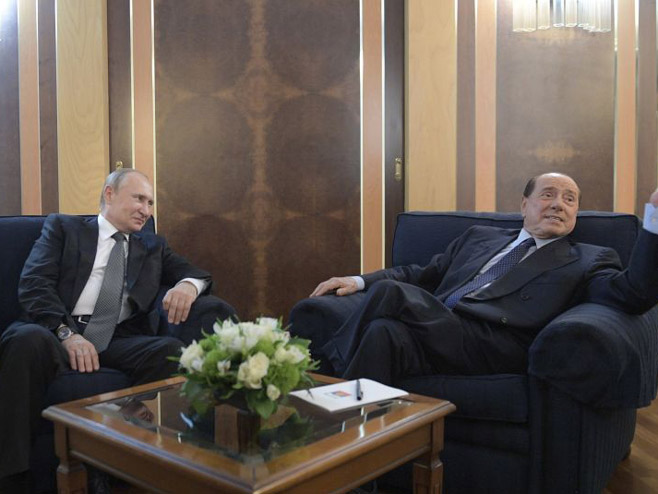 Putin se na aerodromu sastao sa Berluskonijem (Foto:AP Photo/Alexei Druzhinin) - 