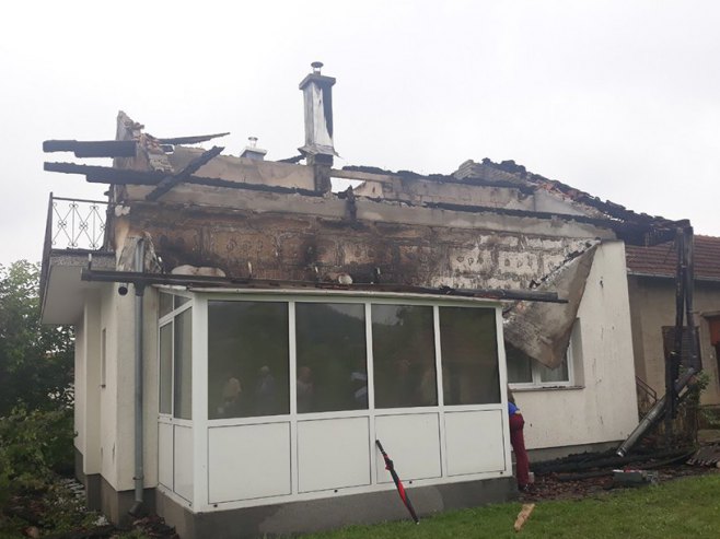 Udar groma zapalio kuću u Loparama (Foto: S.R.Mrkonjić/RAS Srbija) - 