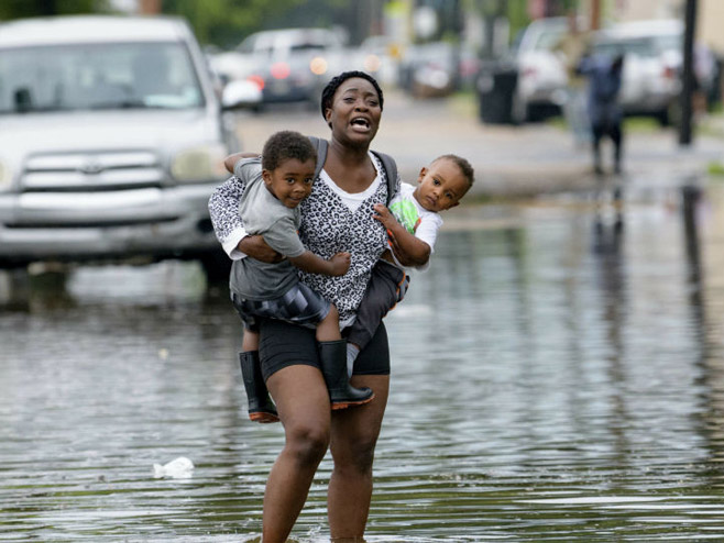 Tropska oluja paralisala Nju Orleans (Foto:AP Photo/Matthew Hinton) - 