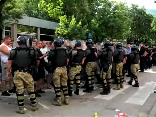 Demonstranti napali Dragana Čovića - Foto: Screenshot/YouTube