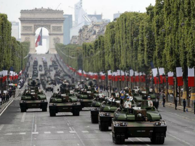 Parada povodom Dana pada Bastilje u Parizu - Foto: AP