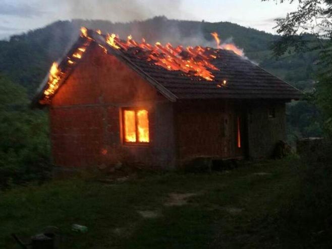 Povratničkoj porodici kod Goražda u potpunosti izgorjela kuća - Foto: klix.ba