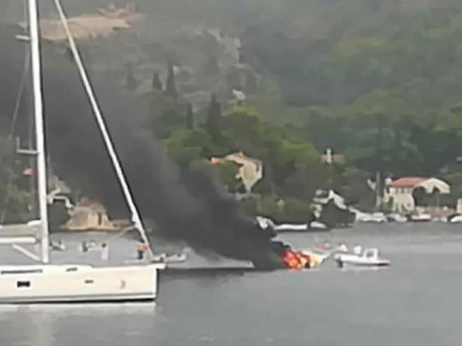 Zapaljen brod  (Foto:Slobodna Dalmacija ) - 