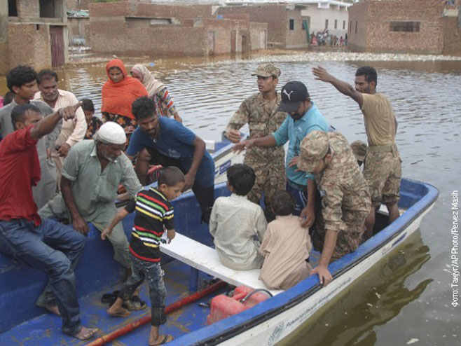 Spasavanje poplavljenih u Pakistanu - Foto: TANЈUG