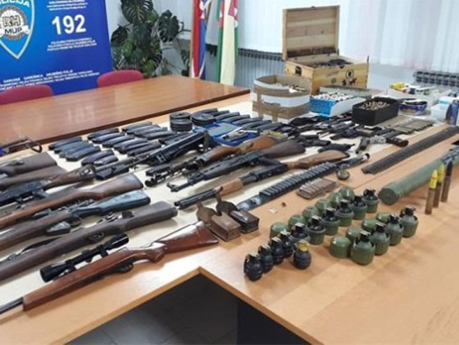 Arsenal oružja pronađen kod starca iz Bjelovara (Foto:twitter/muprh) - Foto: Twitter