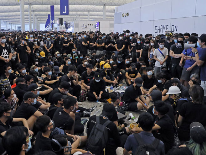 Demonstranti na aerodromu u Hongkongu (foto:  AP Photo / Kin Cheung) - 