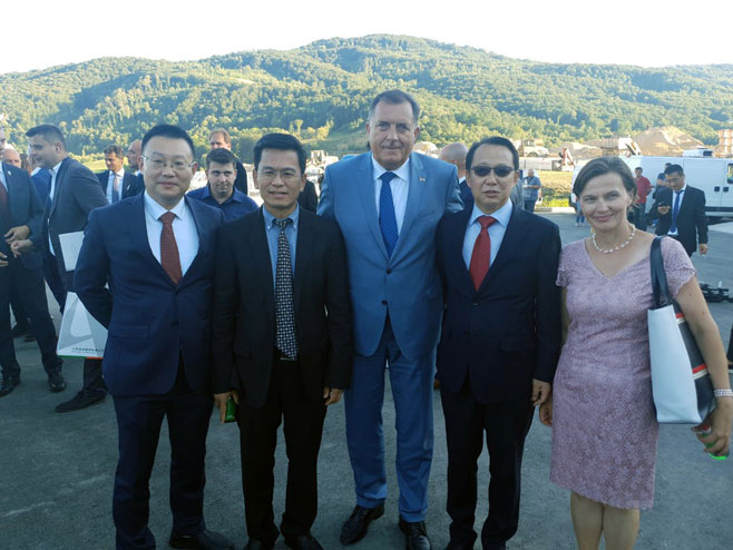 Dodik sa predstavnicima kompanije "Šandong haj spid" - Foto: SRNA