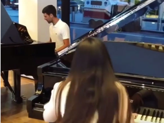 Novak Đoković za klavirom - Foto: Screenshot/YouTube