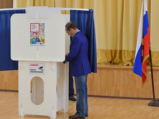 Dmitrij Medvedev glasa na izborima (Foto: Sputnik) - 