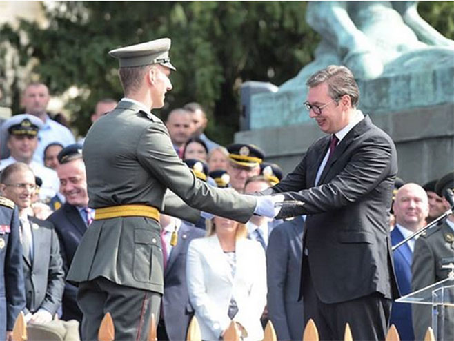 Vučić sa mladim oficirima - 