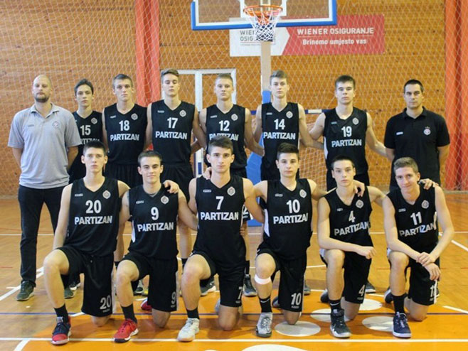 Mladi košarkaši beogradskog "Partizana" u Novom Gradu - Foto: SRNA