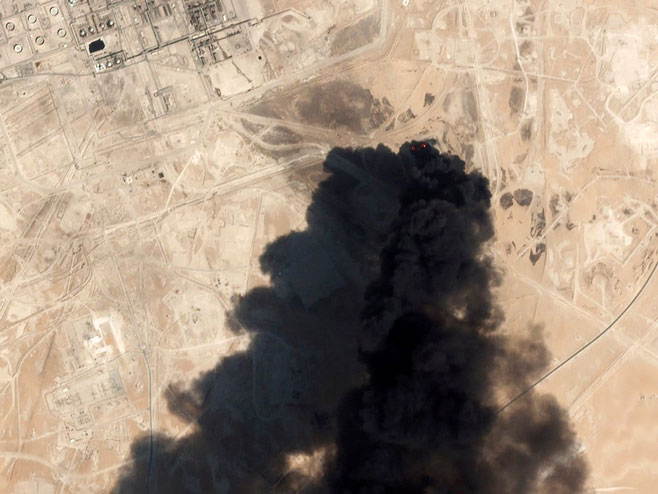 Satelitski snimak dima iznad naftnih postrojenja (foto: Planet Labs Inc / Associated Press) - 