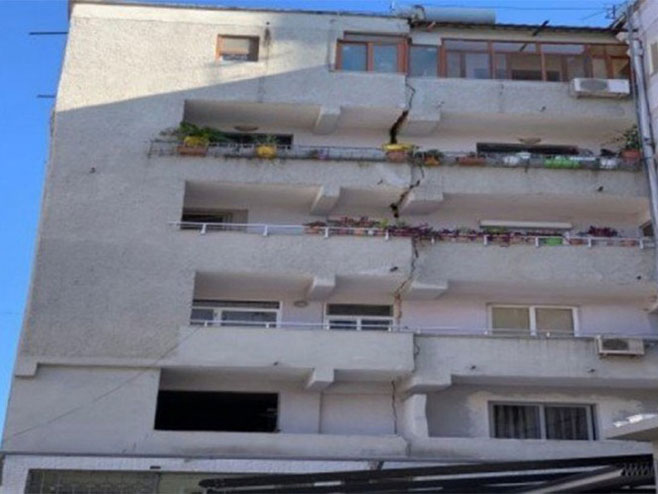 Tirana- zemljotres prepolovio zgradu - 