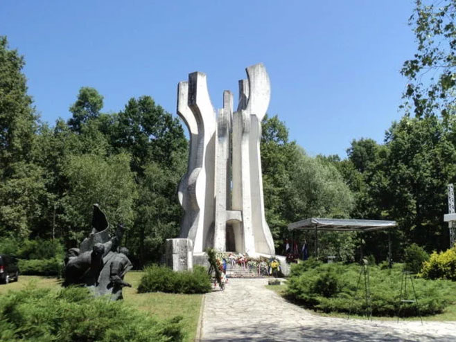 Spomenik žrtvama iz 1944. godine, Brezovica (foto: Wikipedia) - 