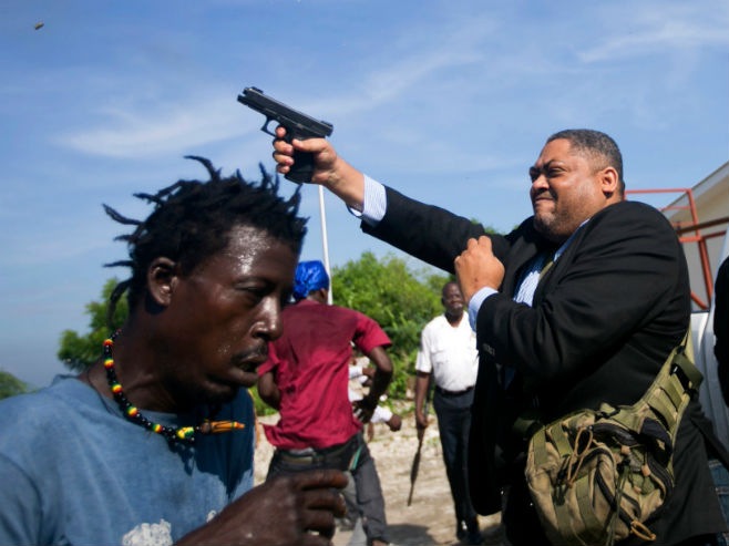 Haiti - Senator zapucao na protestu - Foto: AP
