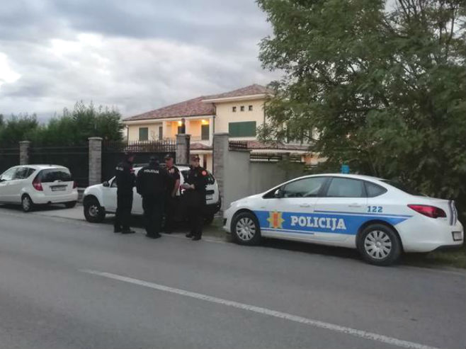Policija pretresa kuću Duška Kneževića (Foto: Ivan Čađenović) - 
