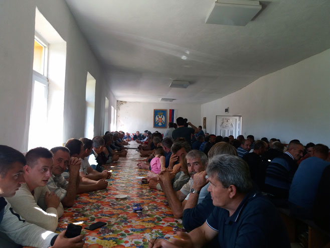 Mještani Krstače i okolnih sela na okupljanju zbog  problema sa migrantima - Foto: SRNA