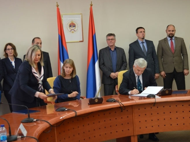 Nedeljko Čubrilović i Ketlin Kavalek potpisali Memorandum o razumijevanju - Foto: SRNA