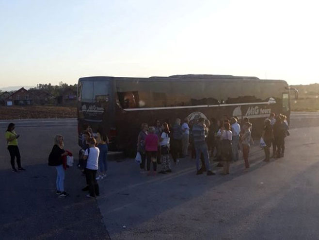 Migranti se zakačili za autobus (foto: Privatna arhiva / RAS Srbija) - 